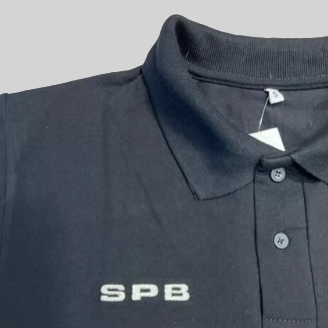 Detalle del cuello tejido, la tapeta y el bordado SPB en el pecho